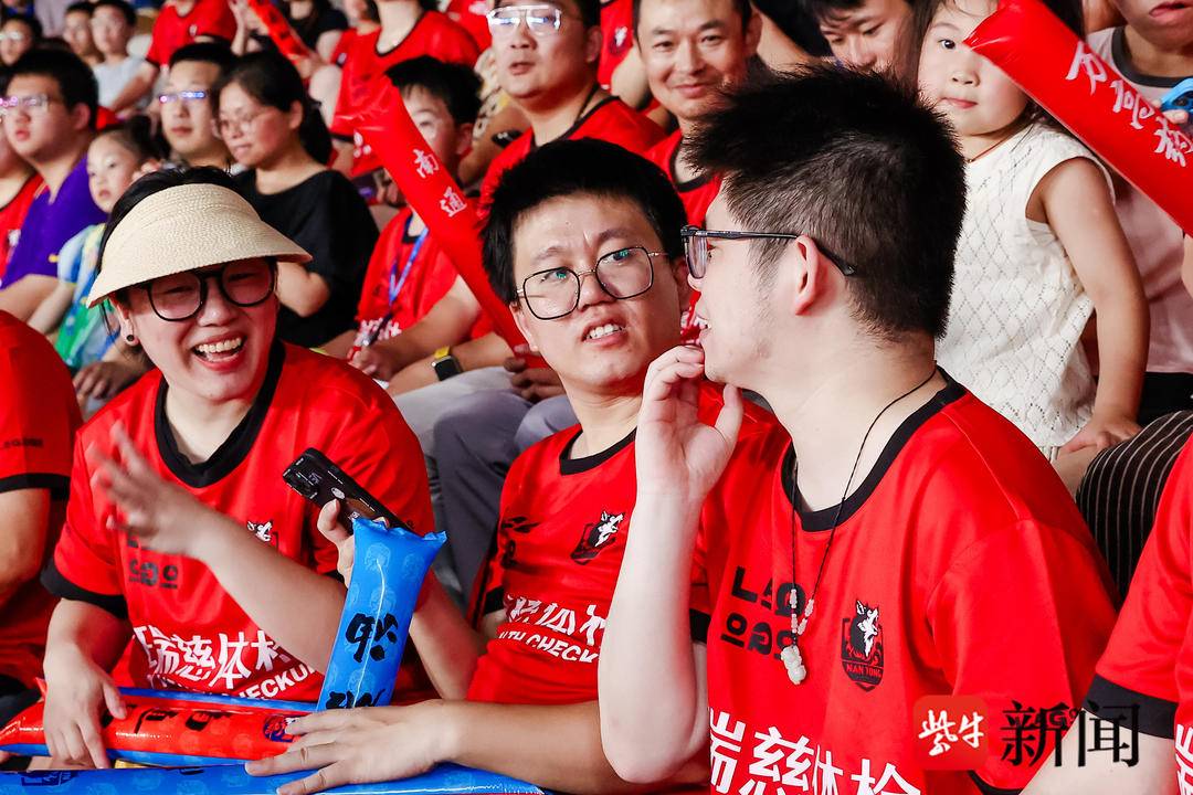 员张闫都会, 加彩, 安排在下午