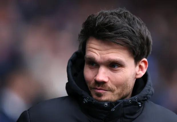 特原本看似, 家队担任助