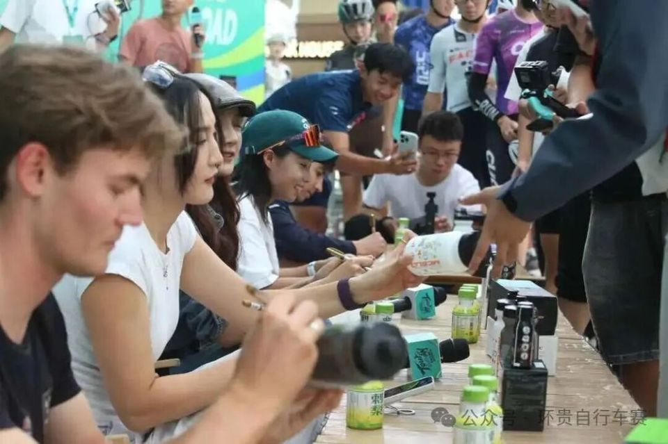 律挥舞手臂, 承接骑游组